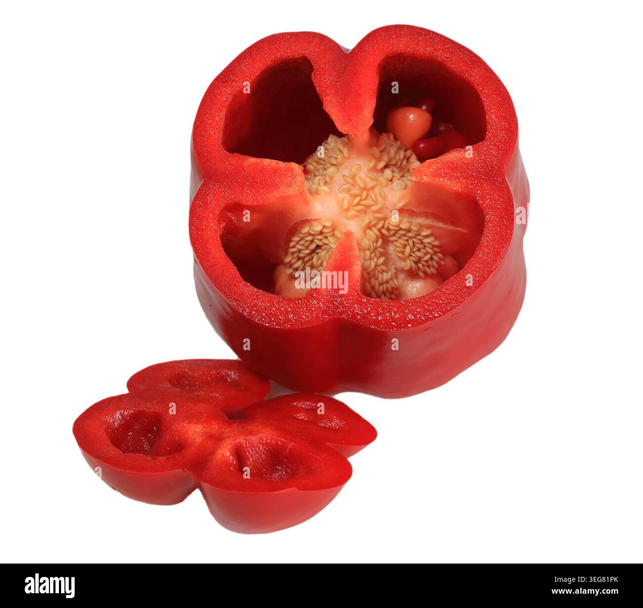 Un esempio perfetto di peperone rosso biologico - Capsicum. Base tagliata in ​​off per mostrare l'interno. Isolato su bianco. Foto Stock