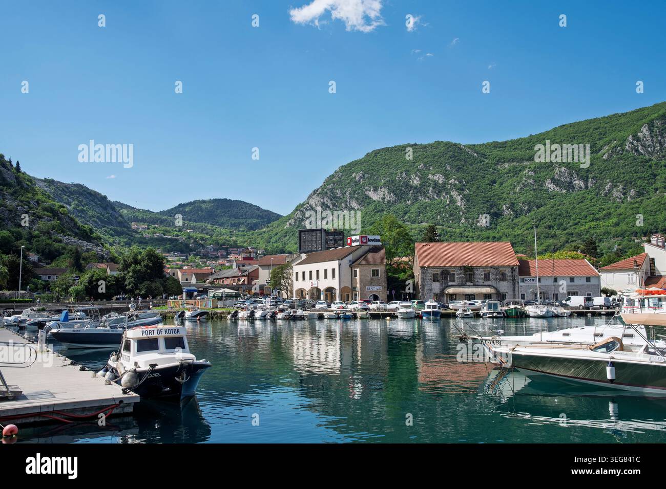 Porto di Cattaro nella baia di Cattaro Montenegro nella città vecchia fortificata, una delle città medievali meglio conservate del Mediterraneo. Foto Stock