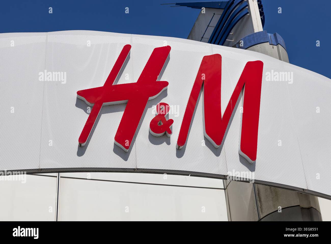 Insegne del punto vendita del marchio di moda veloce H e M. Londra, Regno Unito, 28 luglio 2024 Foto Stock