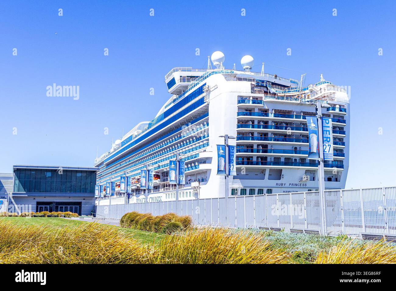 Ruby Princess, una nave da crociera di classe Crown gestita dalla Princess Cruises, attraccata a San Francisco, California, vista dalla poppa Foto Stock