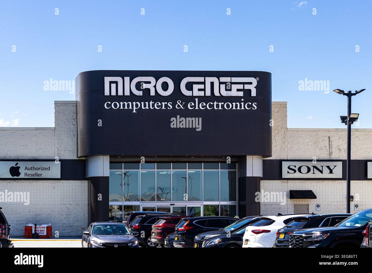 Negozio di computer Micro Center all'esterno di un centro commerciale, negozio di computer Micro Center e elettronica con cartelli per Apple e Sony Foto Stock