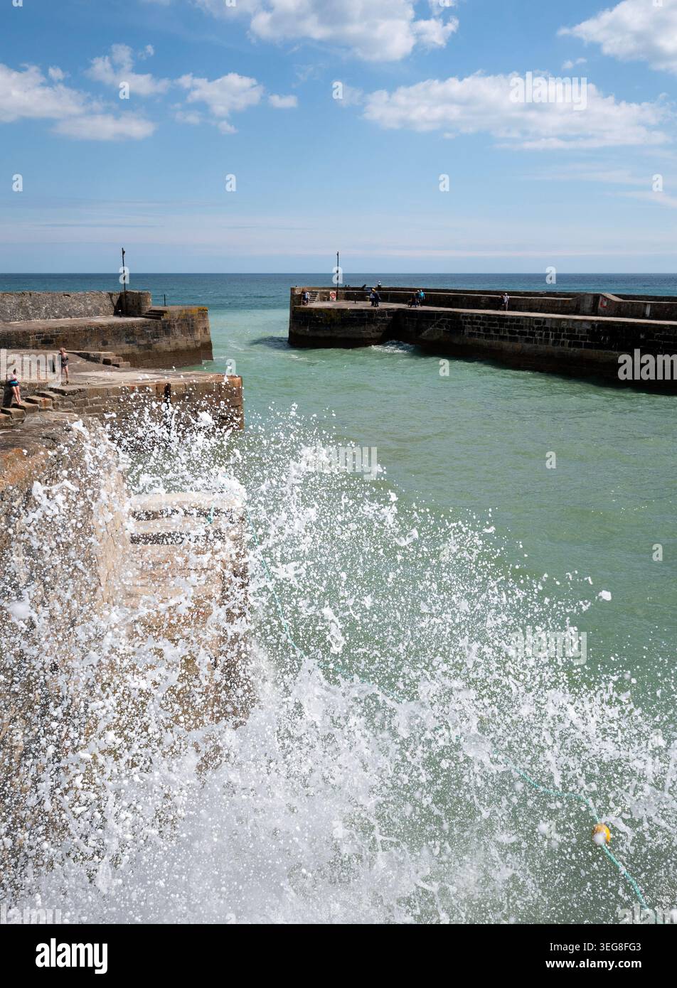 Onde che si infrangono sulle mura del porto di pietra di Charlestown, un pittoresco porto di pescatori vicino a St Austell sulla costa meridionale della Cornovaglia, Inghilterra. Foto Stock