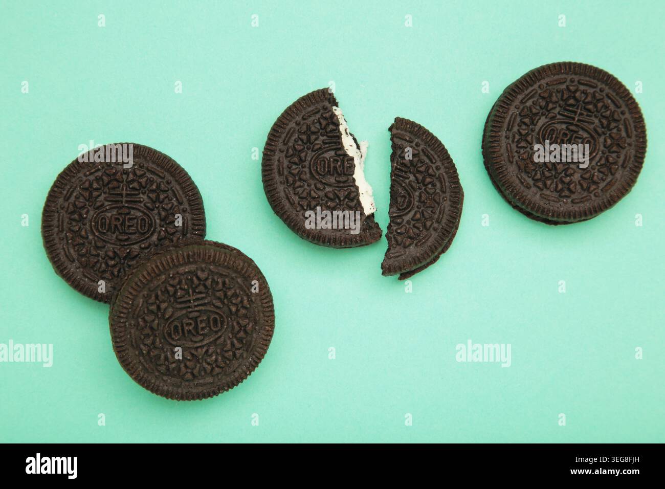 Mykolaiv, Ucraina - 25 aprile 2026: Oreo Cookies on Mint background. Cialde di cioccolato con ripieno di panna dolce. Foto Stock