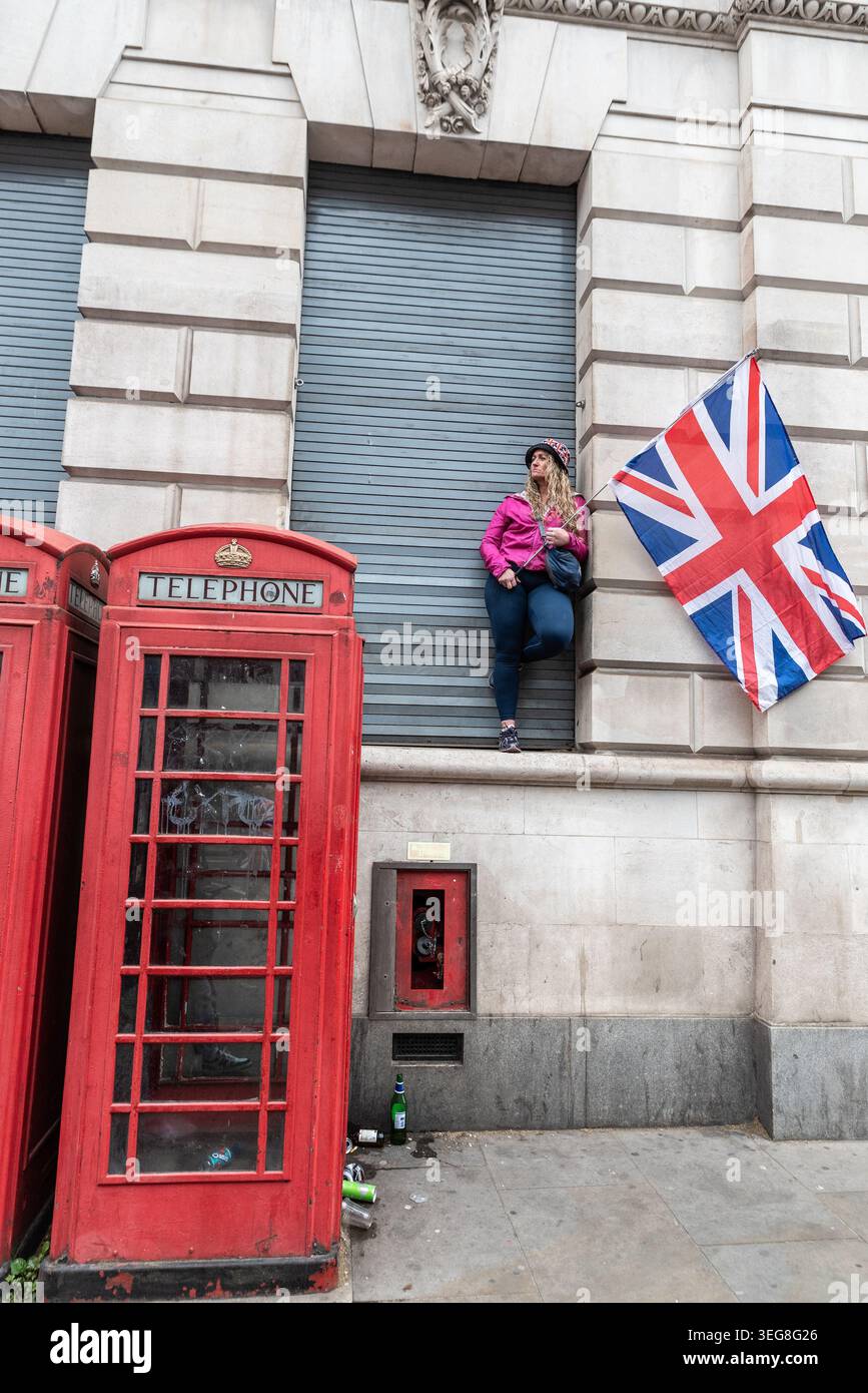 Donna caucasica con bandiera britannica, Unite la marcia di protesta del Regno, Londra. I gruppi hanno citato come estrema destra protestando contro argomenti come l'immigrazione Foto Stock