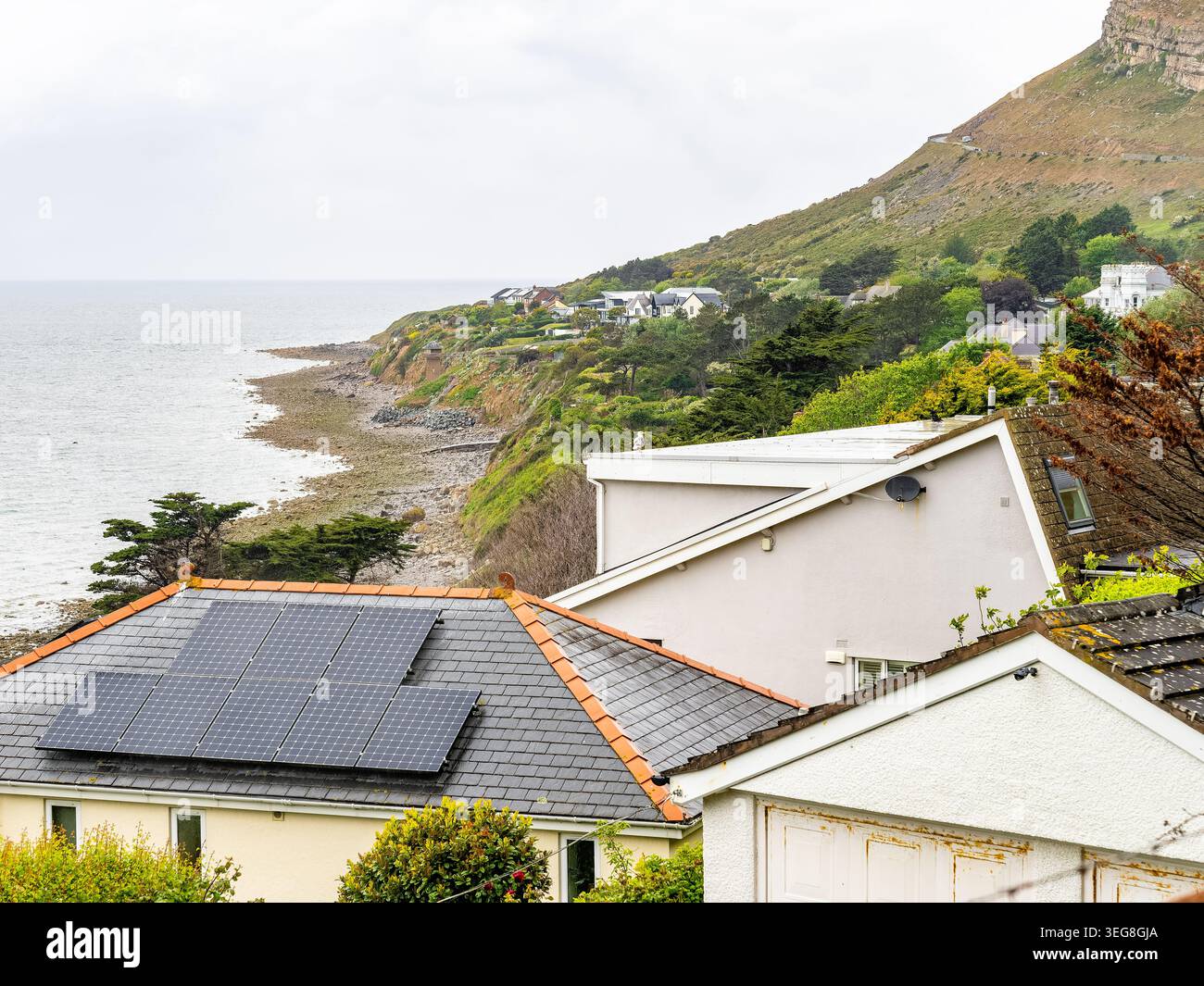 Llandudno, Galles, Regno Unito, 16 maggio 2026, Llandudno ospita pannelli solari sui tetti, dimostrando soluzioni energetiche sostenibili lungo il panoramico No Foto Stock