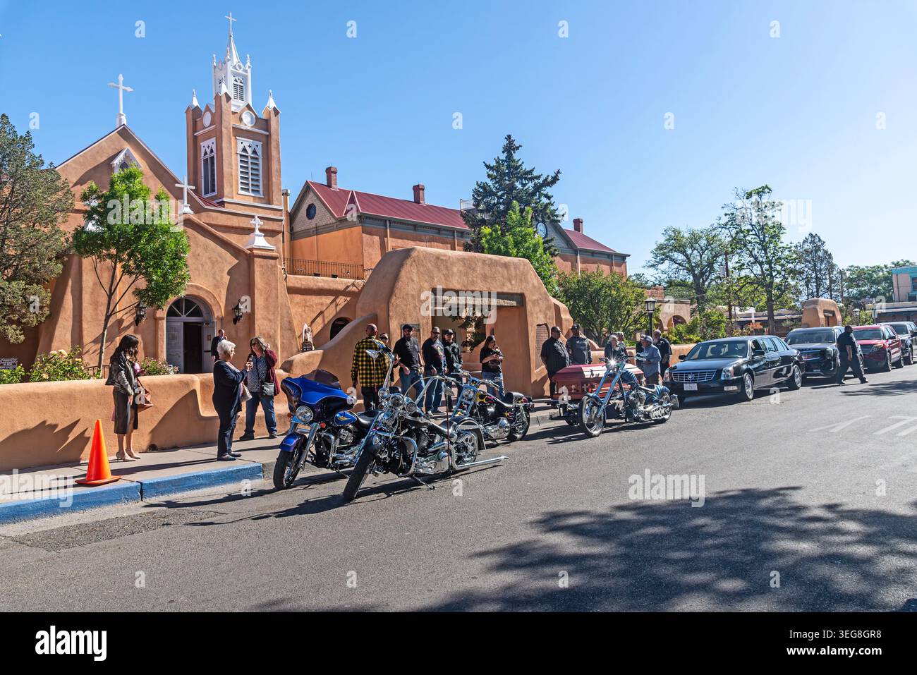 Funerale di motociclisti alla chiesa di San Felipe de Neri ad Albuquerque, Albuquerque, New Mexico Foto Stock