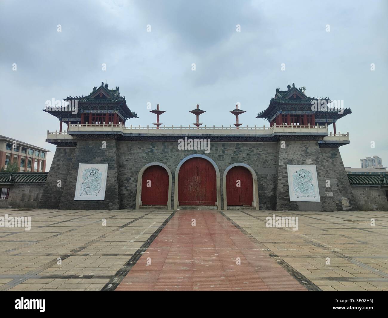 Antica Torre della porta della città e mura fortificate a Kaifeng, Henan, Cina - Immagine stock catturata con smartphone