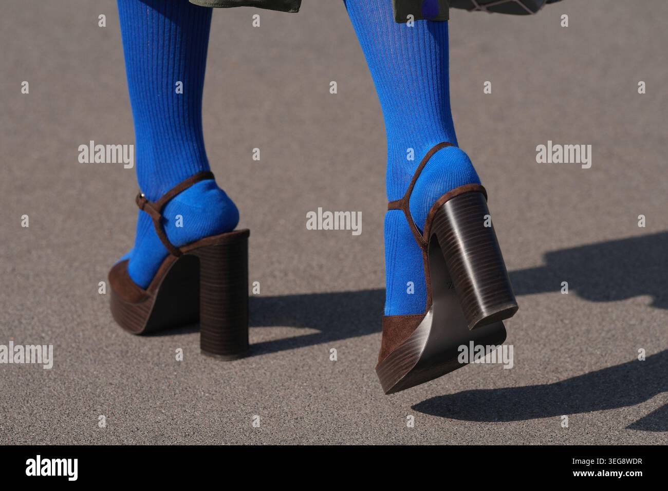 Milano, Italia - 26 febbraio 2026: Donna indossa scarpe Zara. Outfit alla moda, dettagli di scarpe, look Street style Foto Stock