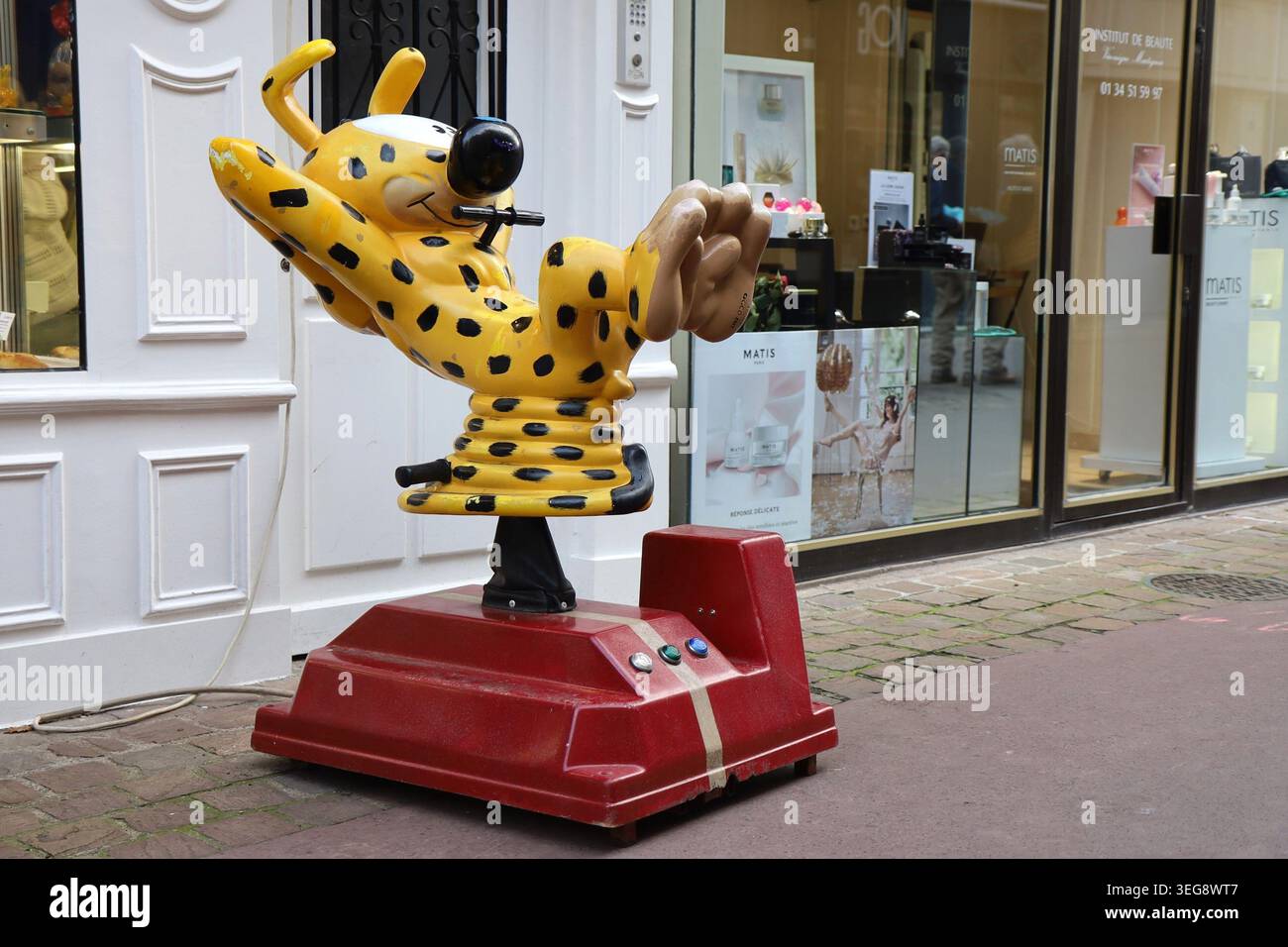 Giostra per bambini a forma di Marsupilami, Saint Germain en Laye, dipartimento di Yvelines, Francia Foto Stock