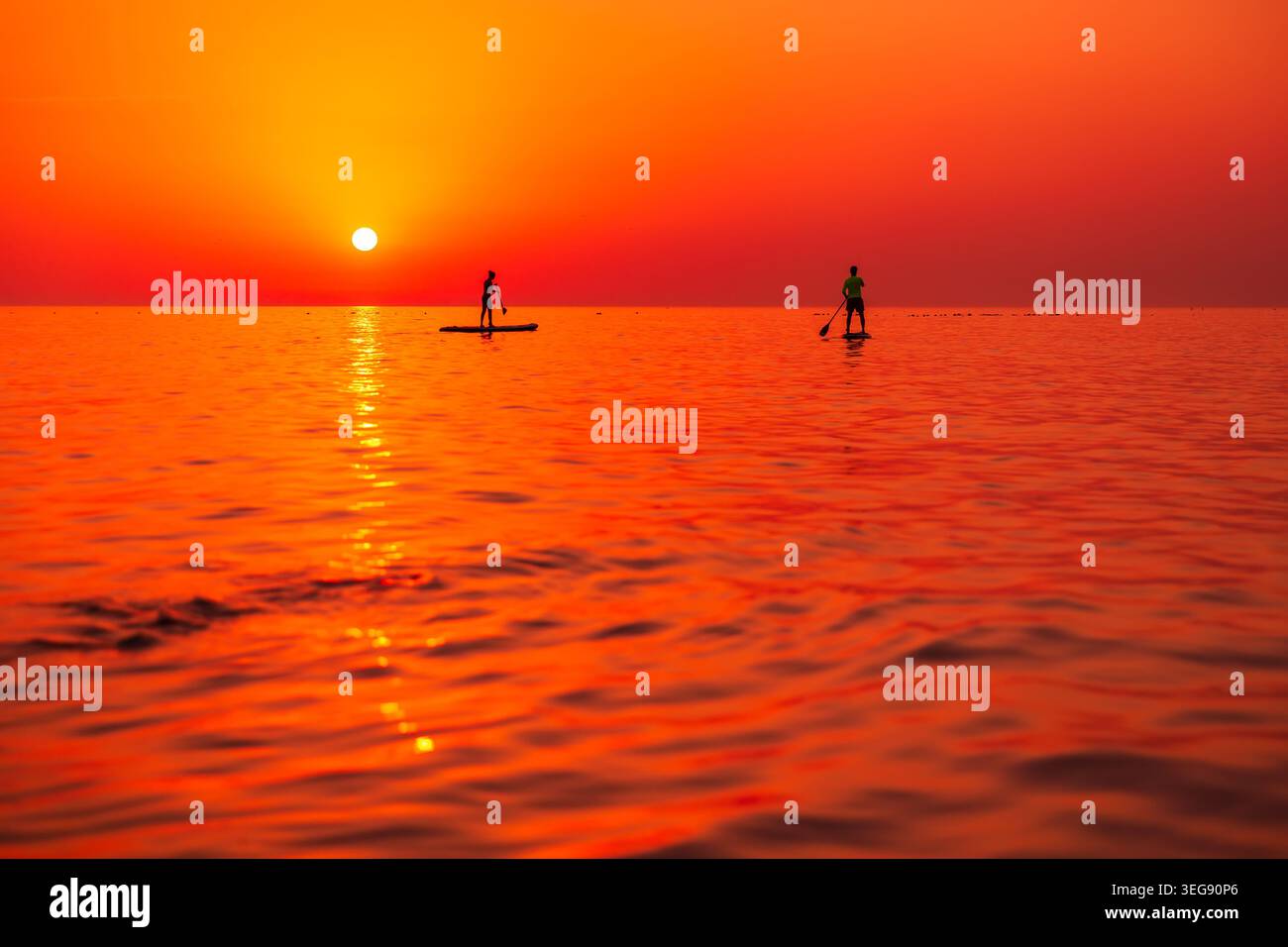 17 maggio 2026. Antalya, Turchia. Silhouette paddle board sul mare calmo durante il suggestivo tramonto arancione all'orizzonte Foto Stock