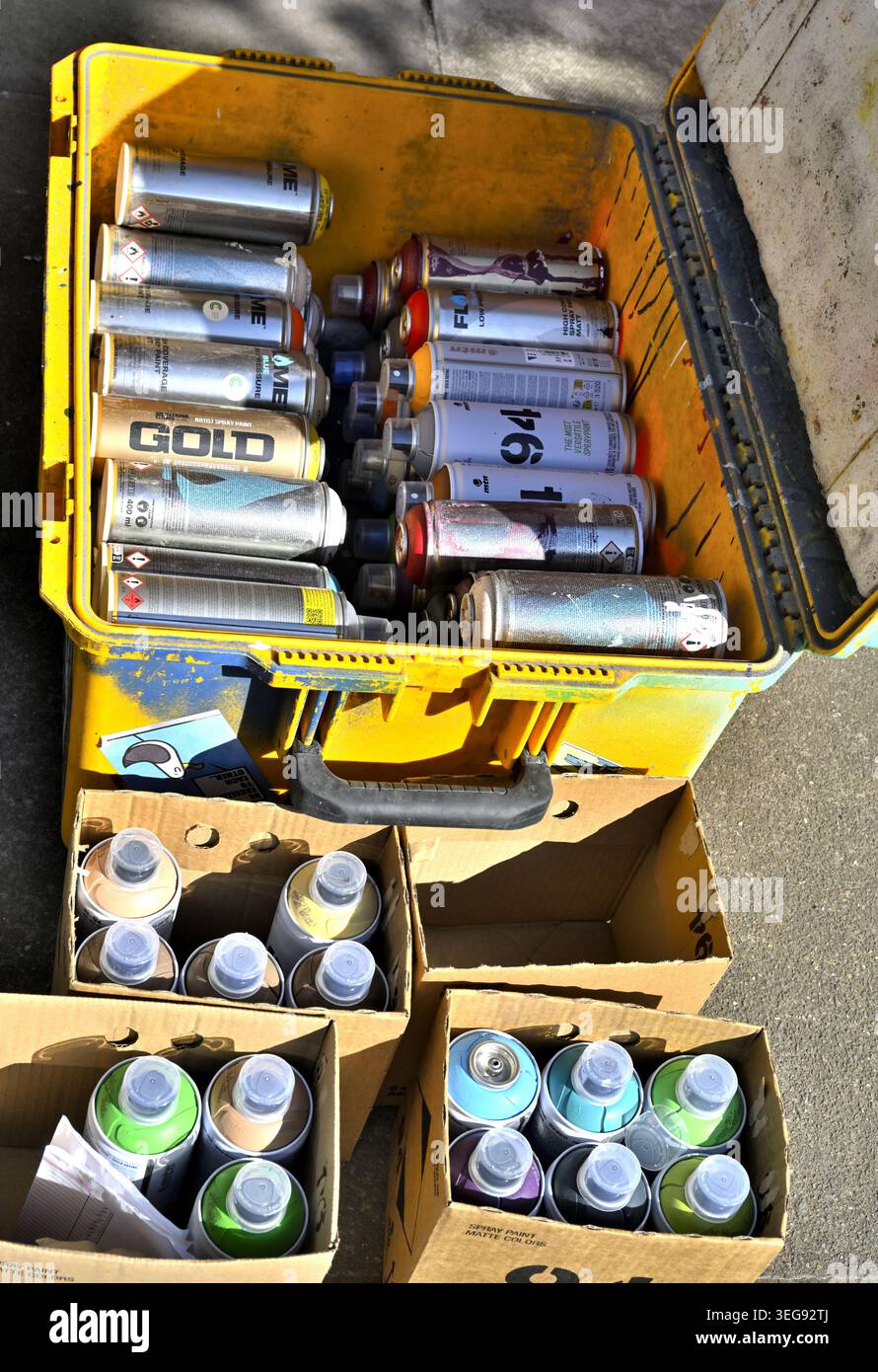 Bombolette di vernice spray utilizzate nella pittura murale con graffiti Street art Upfest 2026, Bristol, Regno Unito Foto Stock
