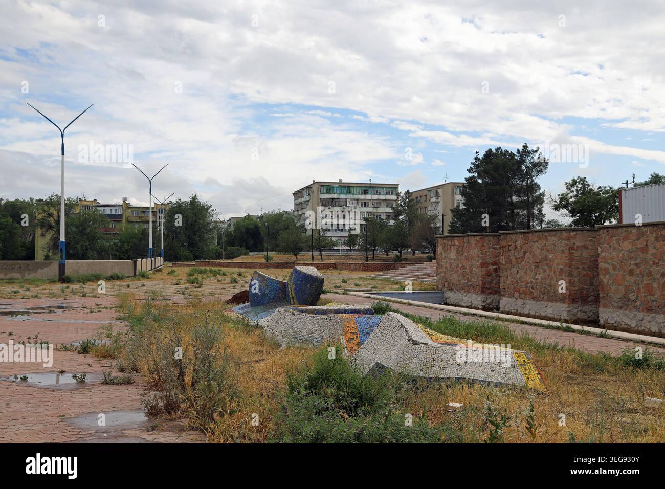Resti di opere d'arte sovietiche che facevano parte di una piscina di hotel a Chkalov nella regione di Sughd del Tagikistan Foto Stock