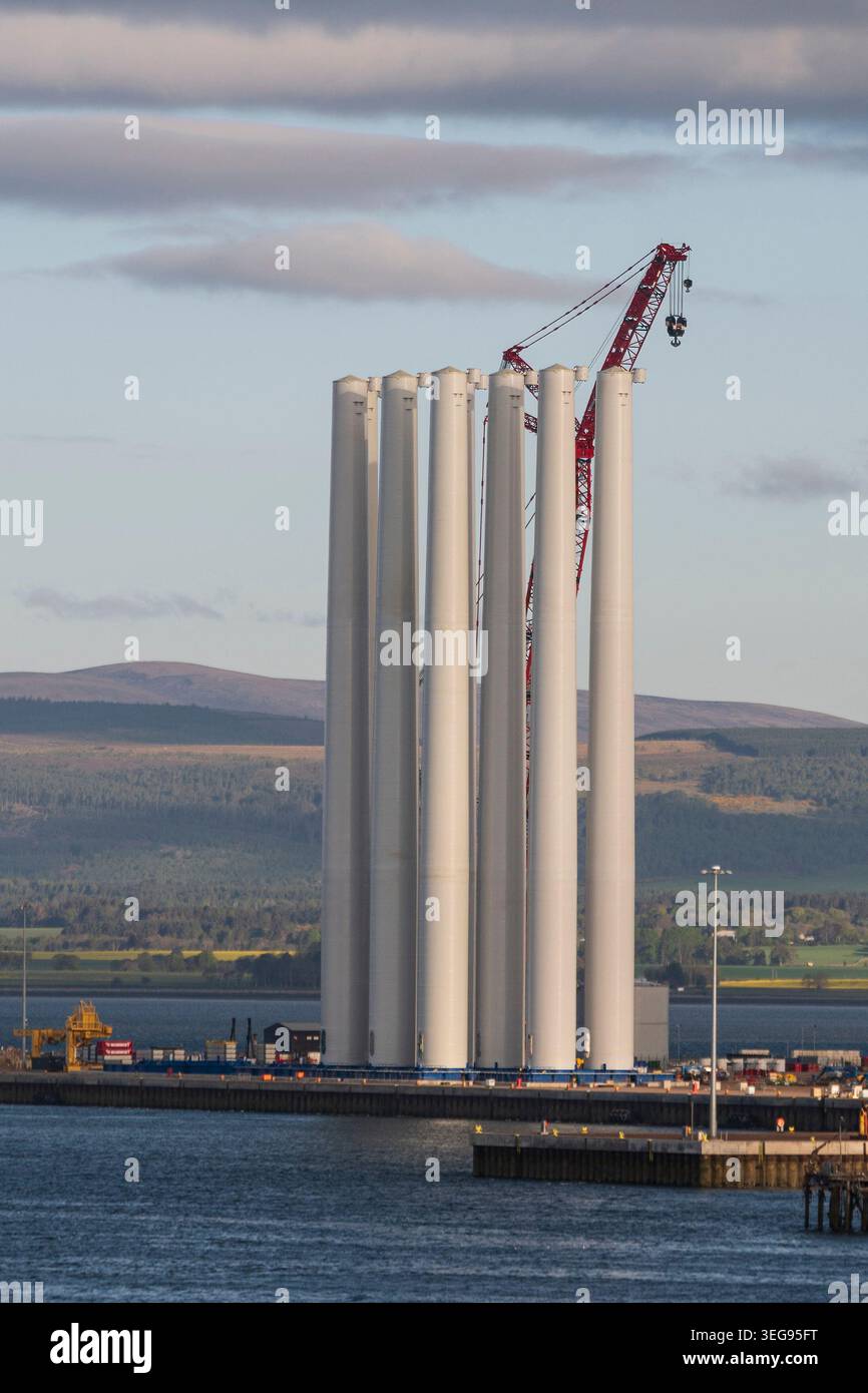 Torri di mulini a vento presso lo stabilimento Global Energy di Cromarty Firth vicino Invergordon, Scozia Foto Stock
