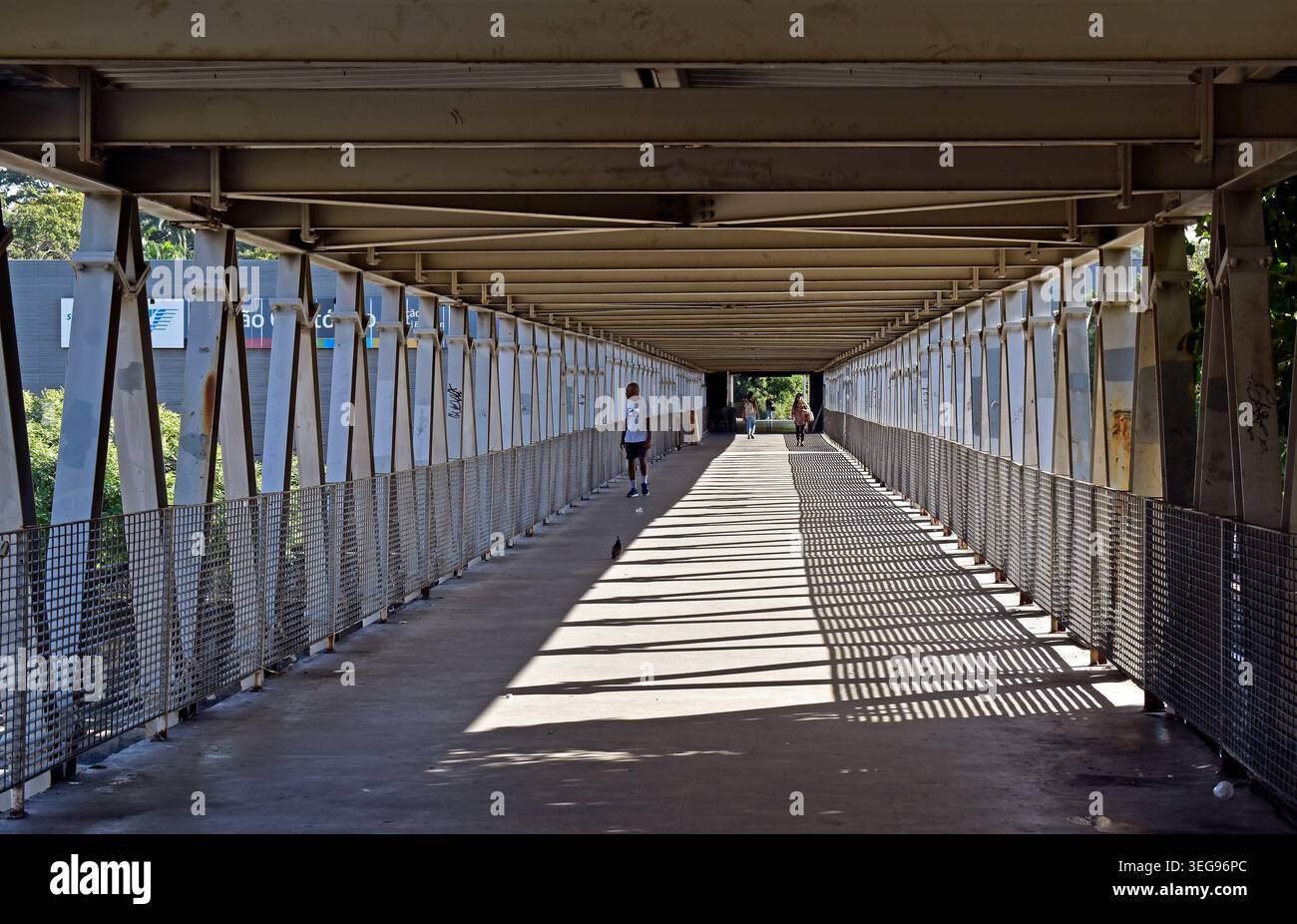 Ponte pedonale su Avenida Rei Pelé nel quartiere Sao Cristovao, Rio de Janeiro, Brasile Foto Stock