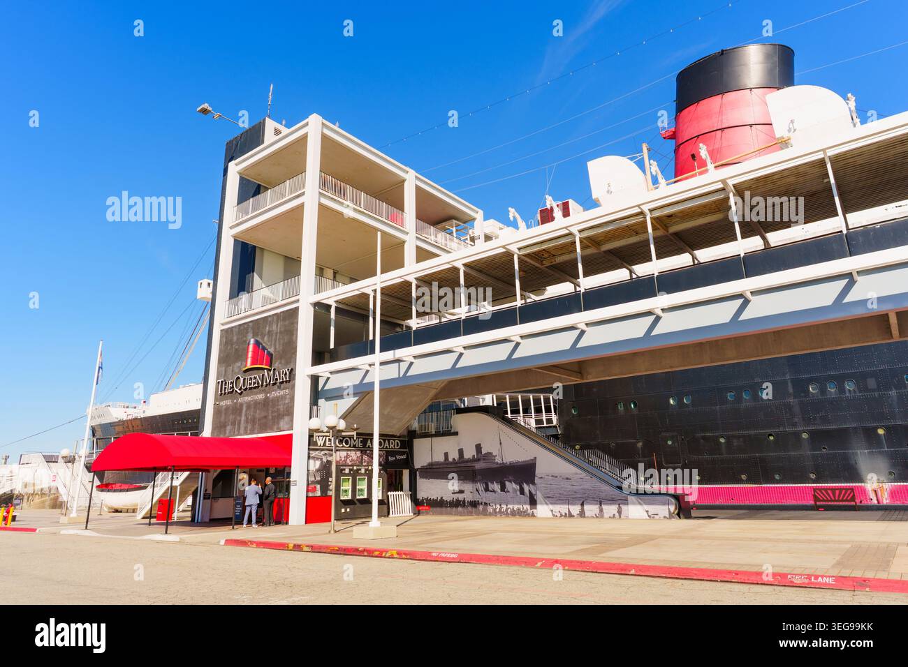 Long Beach, California - 7 gennaio 2026: Vista dall'esterno del terminal transatlantico RMS Queen Mary a Long Beach, California, con l'hul della nave Foto Stock