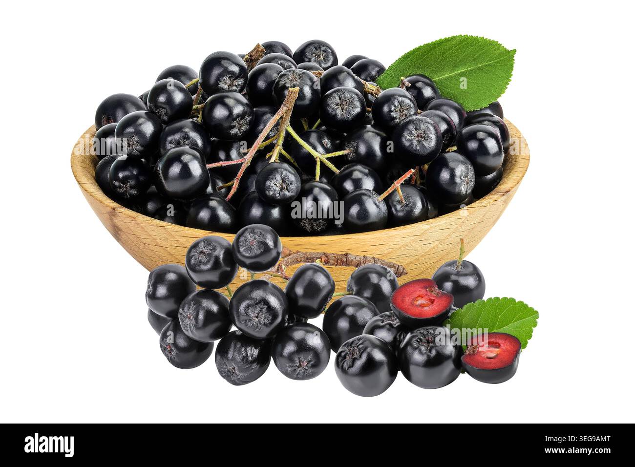 Chokeberry in una ciotola di legno isolata su sfondo bianco. Aronia nera. Foto Stock