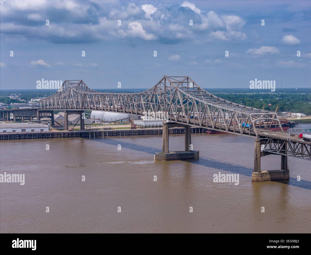 Una fotografia ravvicinata del drone aereo del ponte Horace Wilkinson a Baton Rouge, Louisiana, che mostra la struttura a capriata in acciaio della Twin-spa Foto Stock