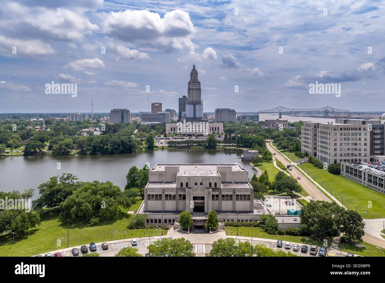 Una fotografia aerea del complesso del Campidoglio della Louisiana a Baton Rouge, vista da sud, che mostra l'iconica torre del Campidoglio in stile Art Deco Foto Stock