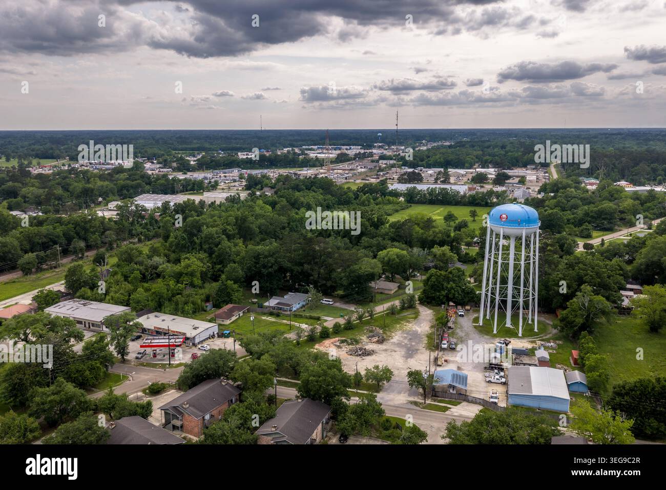 Una fotografia aerea di un drone di una torre d'acqua a Hammond, Parrocchia di Tangipahoa, Louisiana, che si erge sopra un paesaggio residenziale di strade pianeggianti e suburbane, Foto Stock