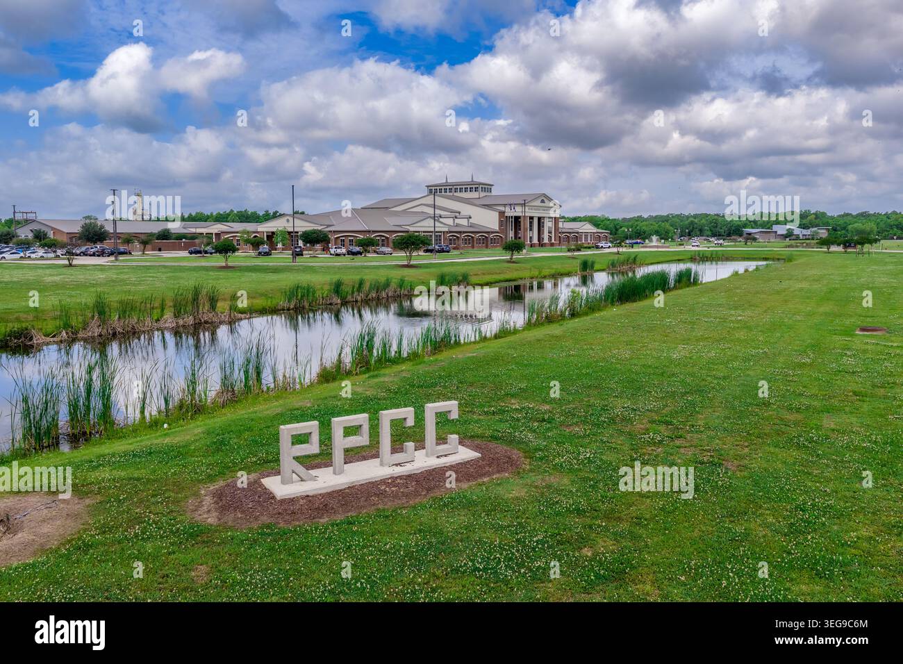 Una fotografia aerea del drone dell'ingresso del campus del River Parishes Community College di Ascension Parish, Louisiana, che mostra i grandi liberi Foto Stock