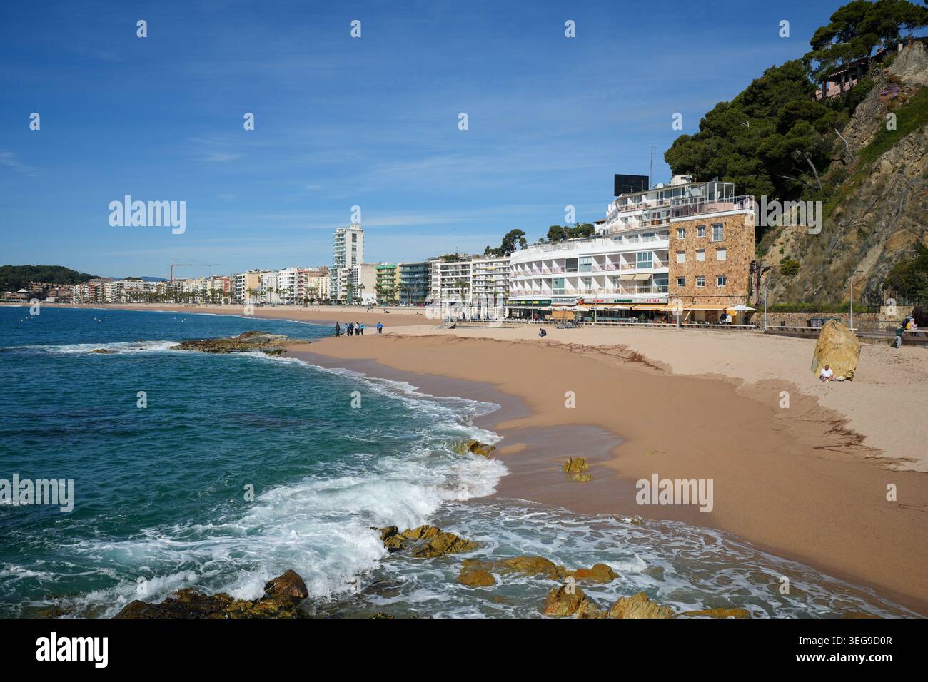 Platja de Lloret e l'Hotel Rosamar Maxim a Lloret de Mar, Spagna Foto Stock
