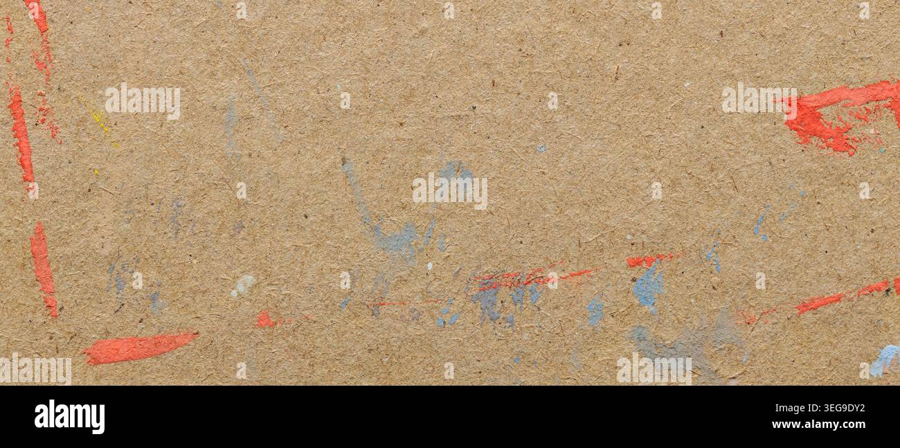 Carta kraft marrone con spruzzi colorati di vernice rossa e blu per uno sfondo creativo Foto Stock