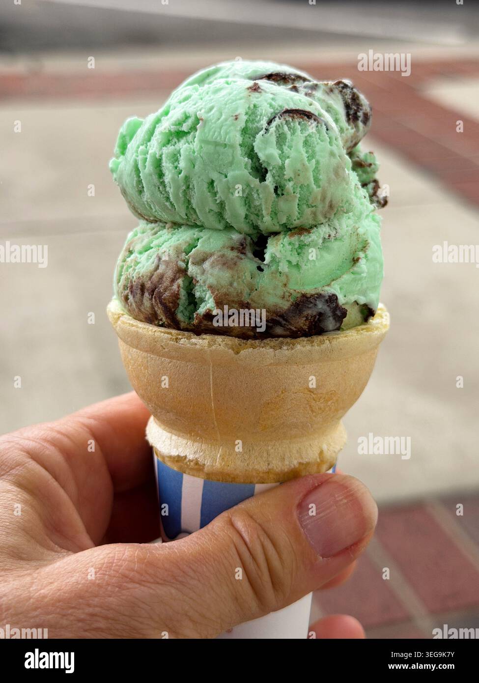 Cono gelato al cioccolato con chip alla menta Foto Stock