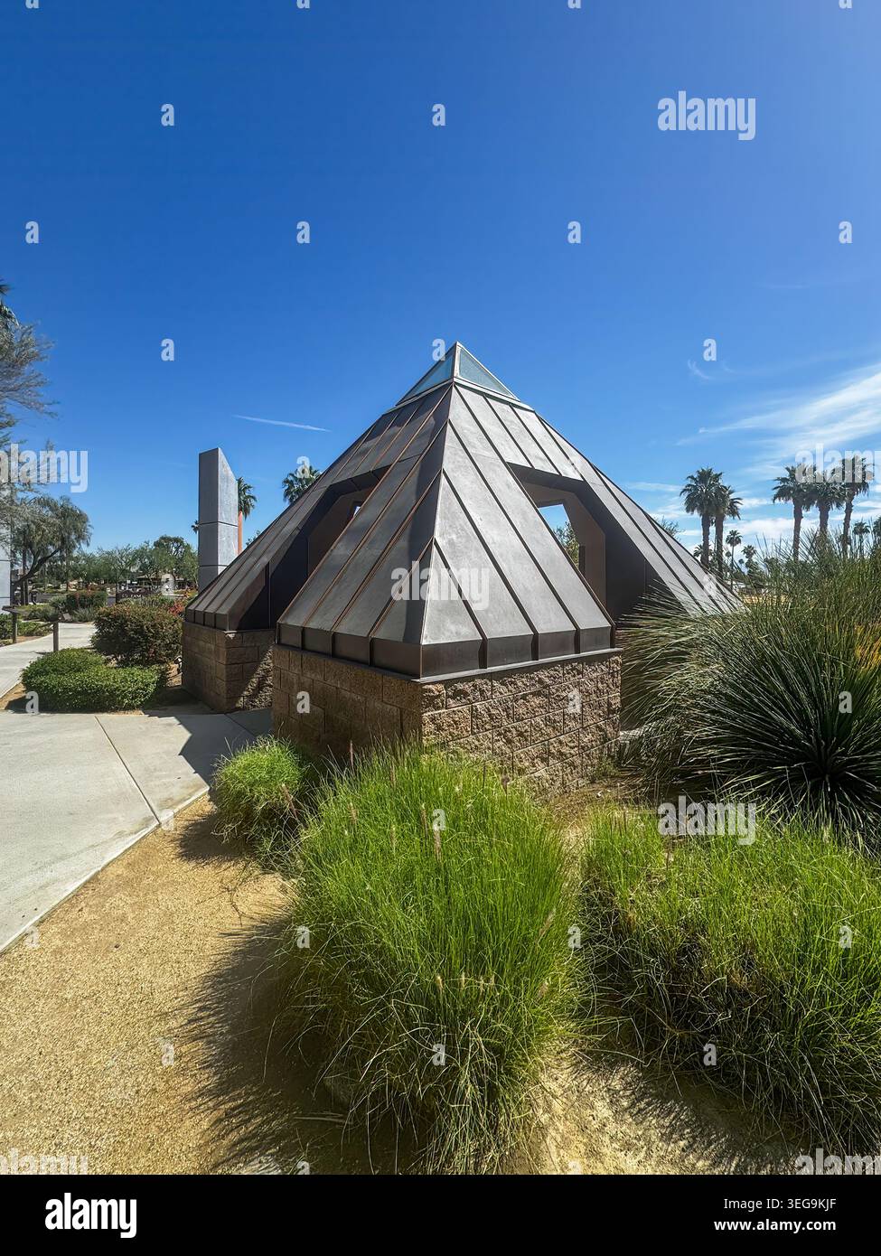 Rancho Mirage, California, USA - 12 aprile 2026: Cancer Survivors Park, il rifugio con esposizione testuale Foto Stock