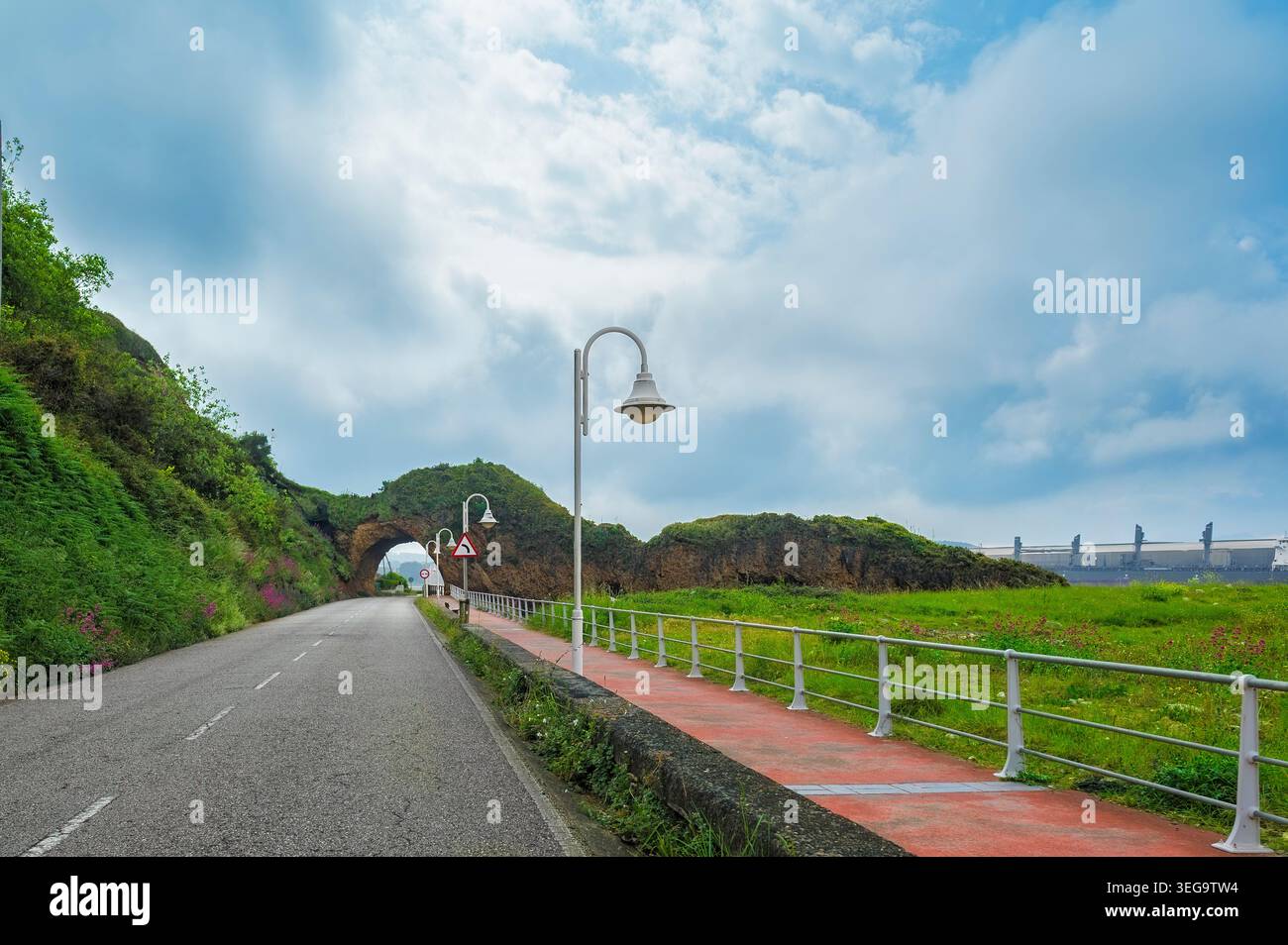 Strada che passa attraverso l'arco naturale ad Aviles Asturias Foto Stock