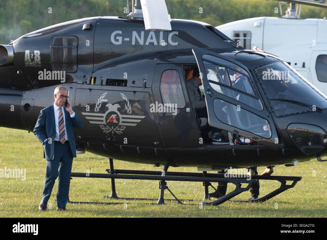 Nigel Farage arriva in elicottero per parlare con i consiglieri locali appena eletti al Chelmsford Race Track. Credito: Will Colebourne Foto Stock