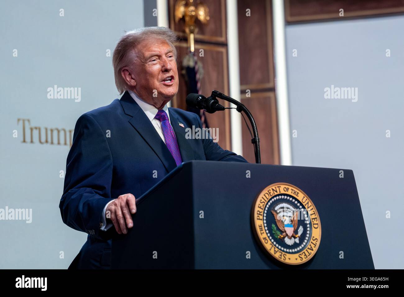 Washington, DC, USA. 18 maggio 2026. Il presidente DONALD TRUMP presenta in anteprima un'espansione di TrumpRX.com, un sito web del governo federale per aiutare le persone a trovare farmaci a costi inferiori, durante un evento a Washington, Distretto della Columbia, il 18 maggio 2026. (Immagine di credito: © Andrew Leyden/ZUMA Press Wire) SOLO PER USO EDITORIALE! Non per USO commerciale! Foto Stock