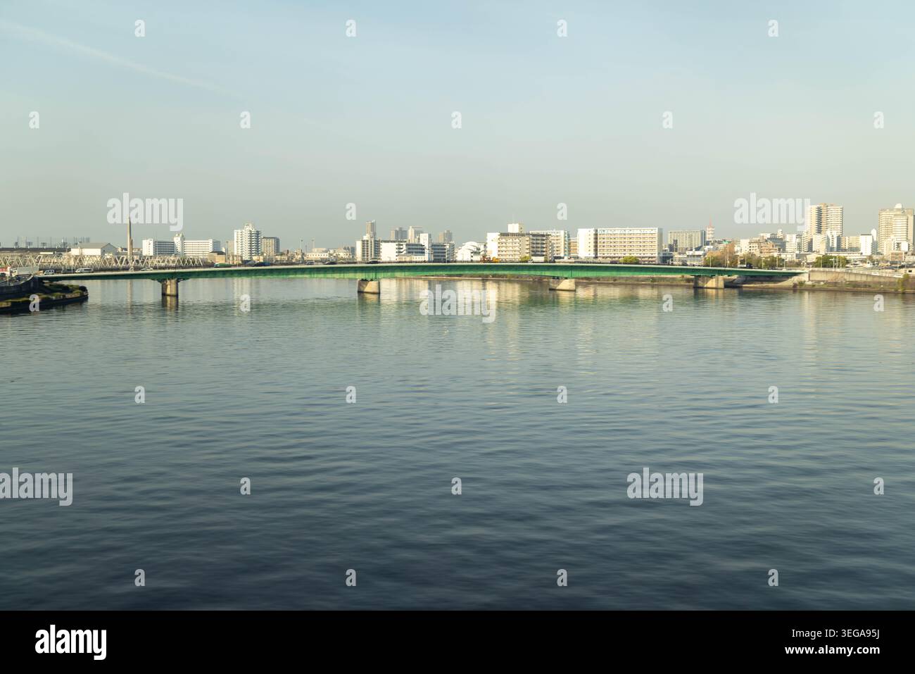 Il ponte Shin-Kamiya sul fiume Sumida e il paesaggio urbano degli edifici moderni di Osaka, in Giappone Foto Stock