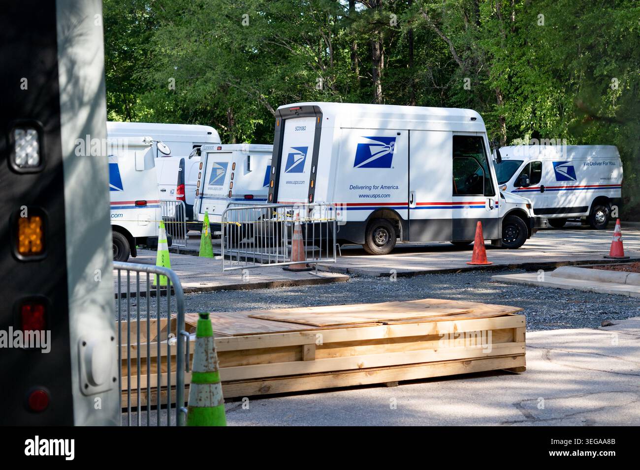 Nuovi veicoli USPS per la consegna della posta parcheggiati presso l'ufficio postale con il marchio governativo Foto Stock