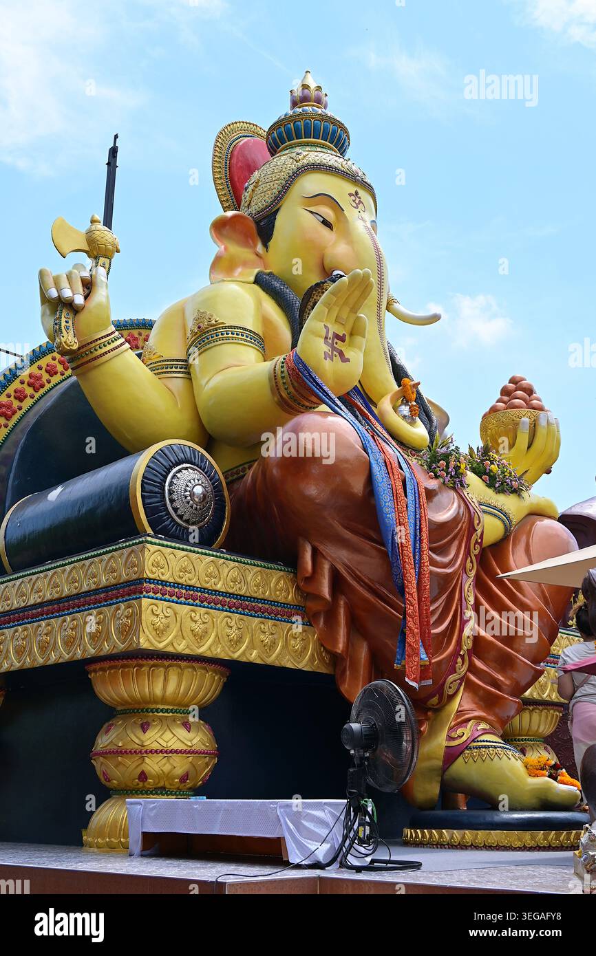 Vista laterale della gigantesca scultura del Signore Ganesha nella postura "Maharaja", del tempio Mahadevalai Ganesha indù, di Bang Kachao e di Samut Prakan Foto Stock