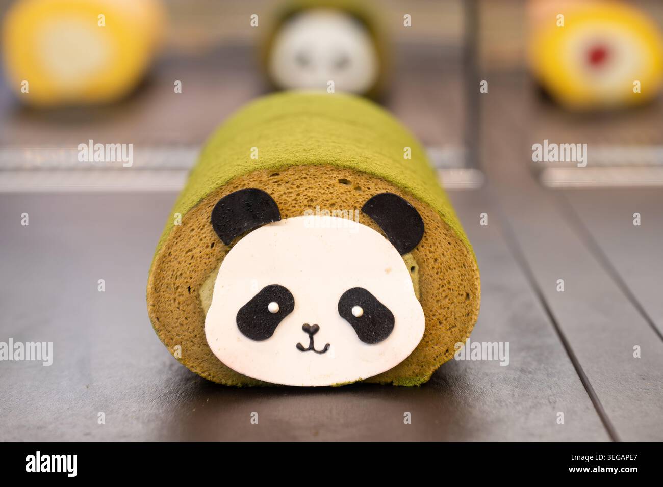 Graziosa torta panda con spugna Matcha e ripieno di panna Foto Stock
