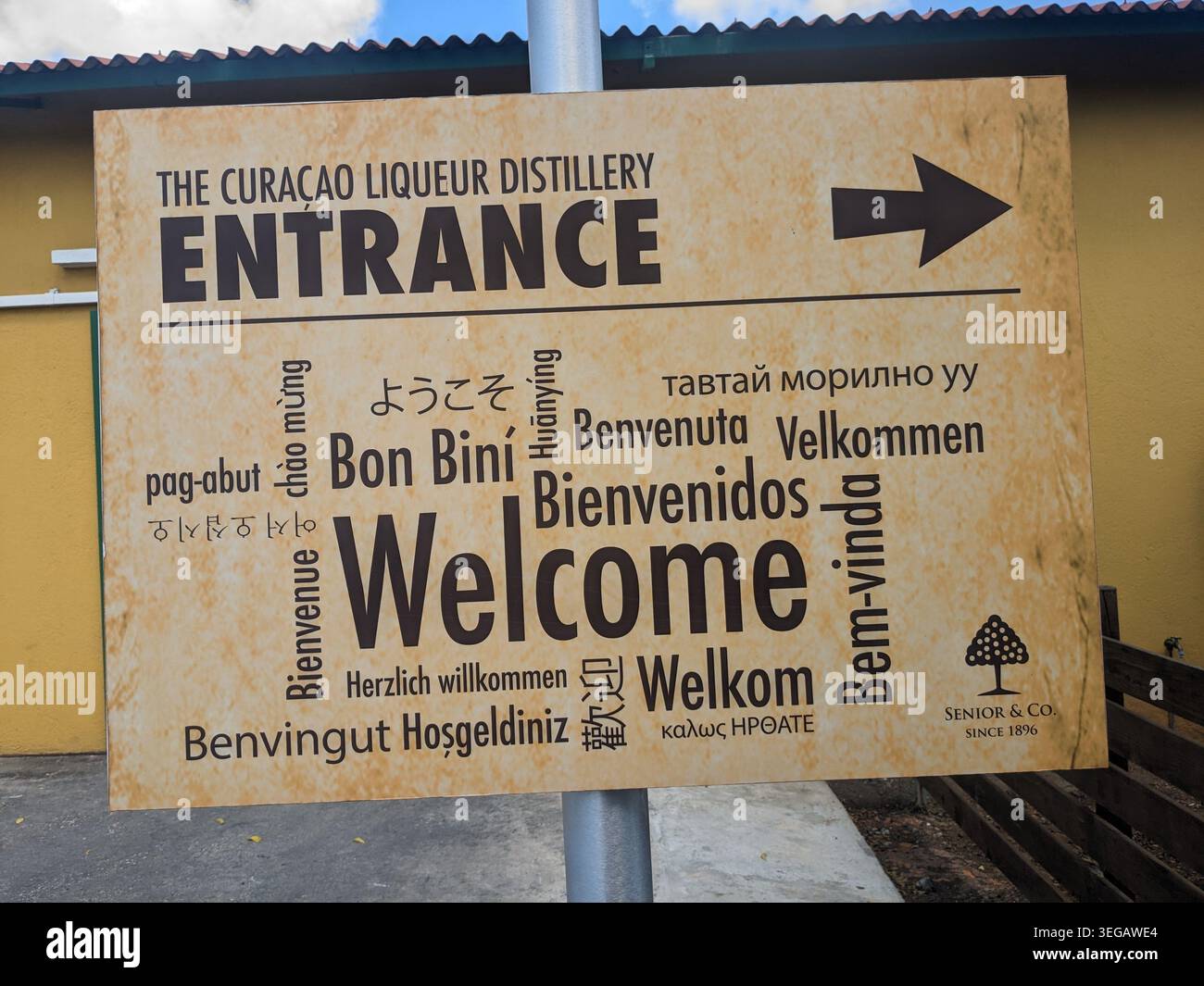 un cartello che dice benvenuto in diverse lingue - Immagine stock catturata con smartphone