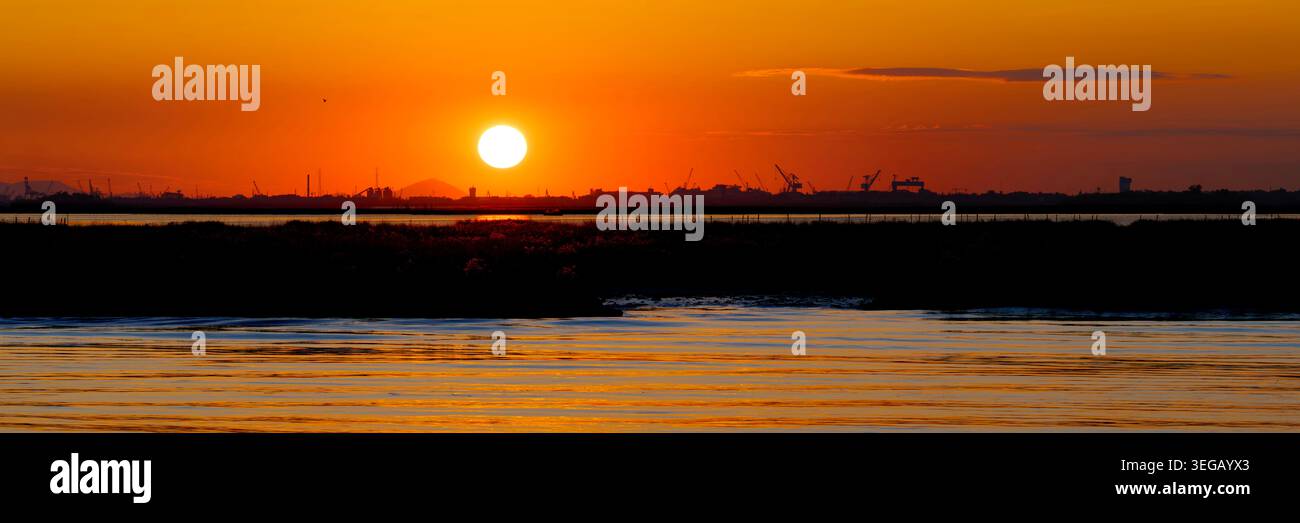 Tramonto sulla laguna veneziana (Laguna di Venezia). Città metropolitana di Venezia, Italia Foto Stock