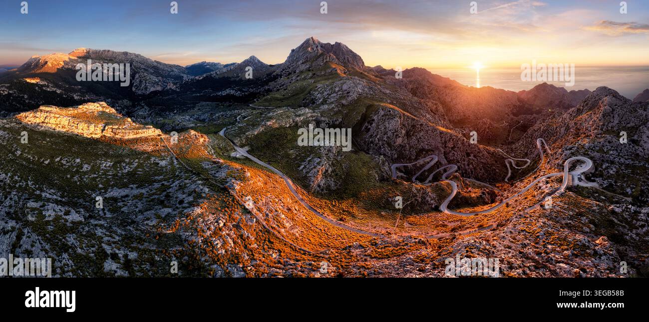 La spettacolare strada sa Calobra all'interno dei monti Tramontana al tramonto, sulla costa occidentale di Maiorca, Isole Baleari, Spagna Foto Stock
