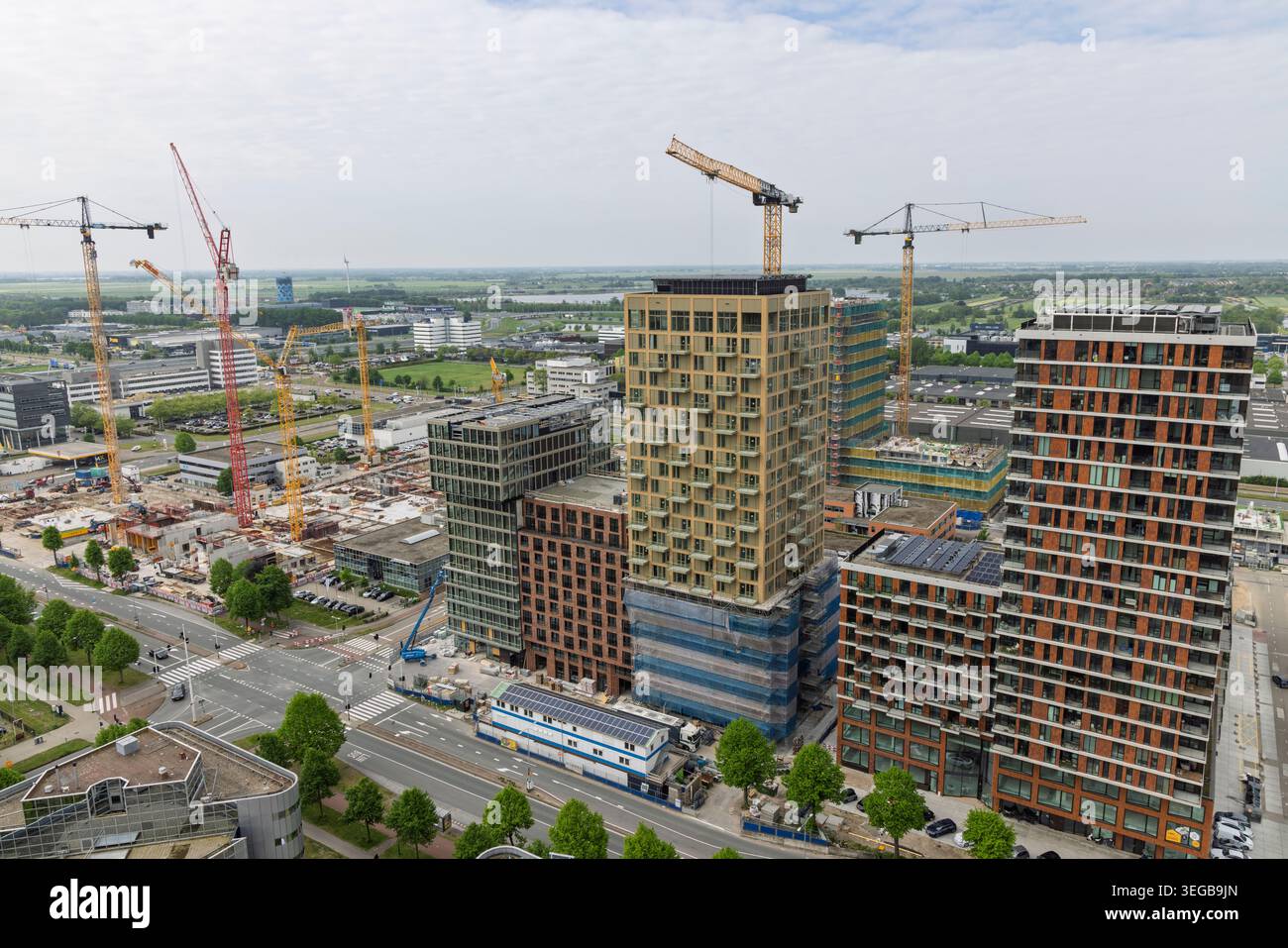 Amsterdam, Paesi Bassi, 8 maggio 2026. La vista ad alto angolo del quartiere di Bullewijk mostra la costruzione principale di moderni e alti appartamenti. Foto Stock