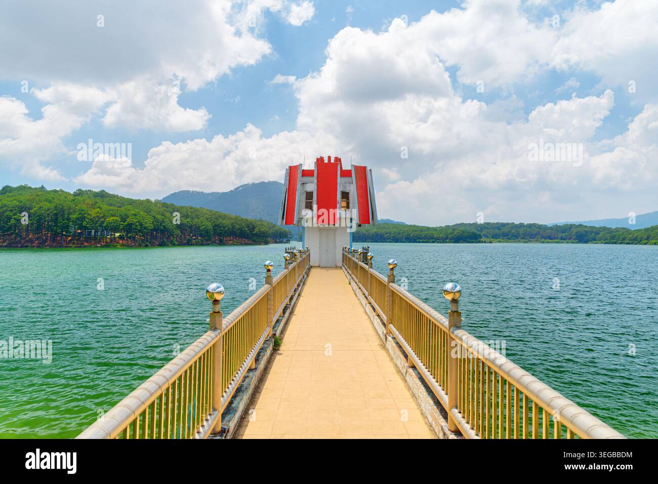 Ponte panoramico per l'osservatorio del lago Tuyen Lam, Dalat, Vietnam Foto Stock