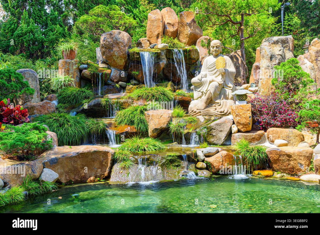 Splendida vista della cascata panoramica tra gli alberi verdi Foto Stock