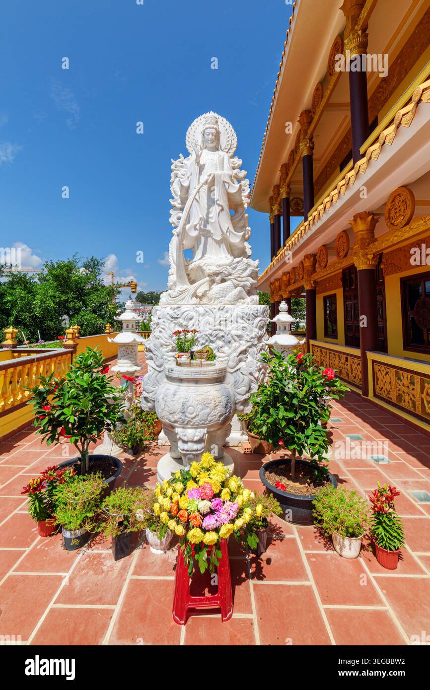 Statua bianca a Chua Tam, un tempio a Dalat, Vietnam Foto Stock
