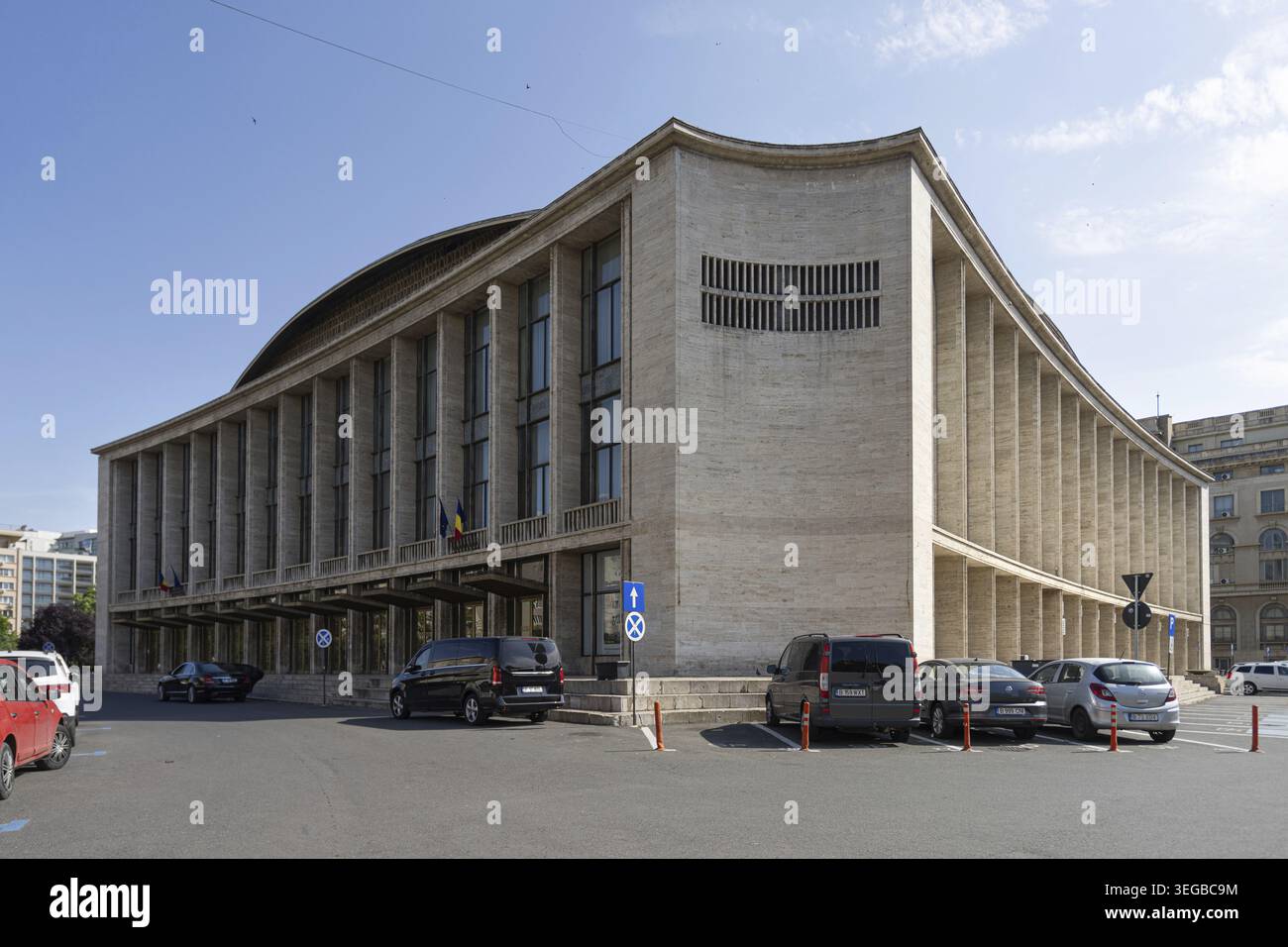 Bucarest, Romania. 25 maggio 2024. vista esterna della sala del palazzo nel centro della città Foto Stock