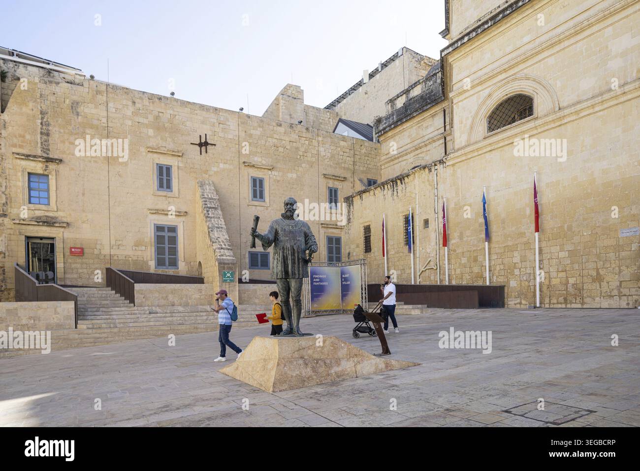 La Valletta, Malta, 4 aprile 2024. Vista su piazza Jean de Valette con il museo delle belle arti sullo sfondo Foto Stock