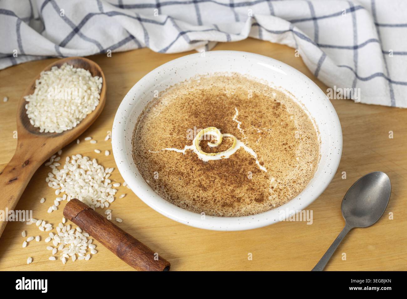 Arroz con limone ricoperto di cannella e scorza di limone in una ciotola bianca STILL Life Foto Stock