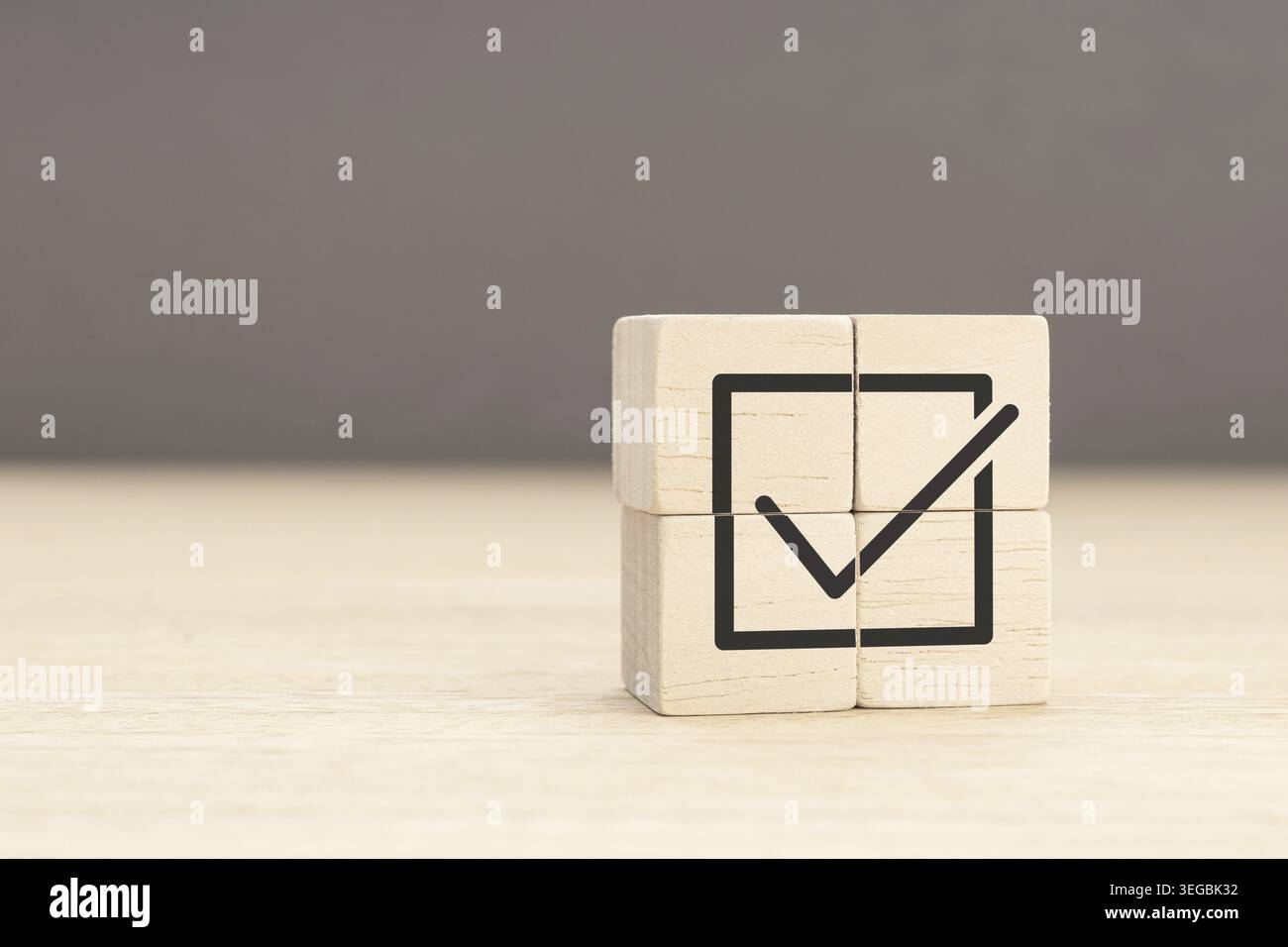 Conformità e normative aziendali. Raggiungimento degli obiettivi e successo aziendale. Completamento dell'attività. Cubo di legno con icona con segno di spunta. Spazio di copia Foto Stock