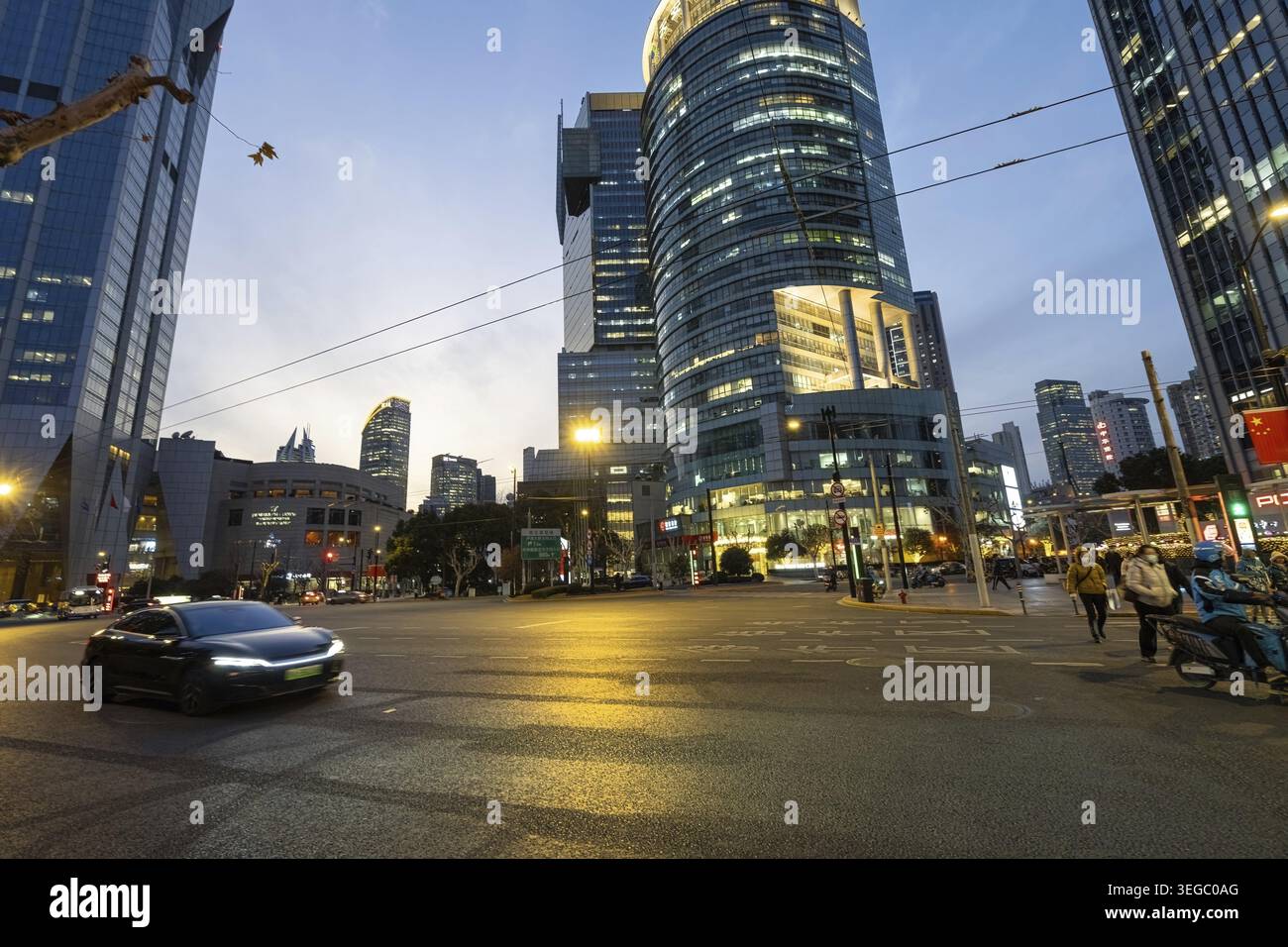 Shanghai, Cina. 9 gennaio 2025. Vista al crepuscolo degli edifici moderni in Piazza del popolo nel centro della città Foto Stock