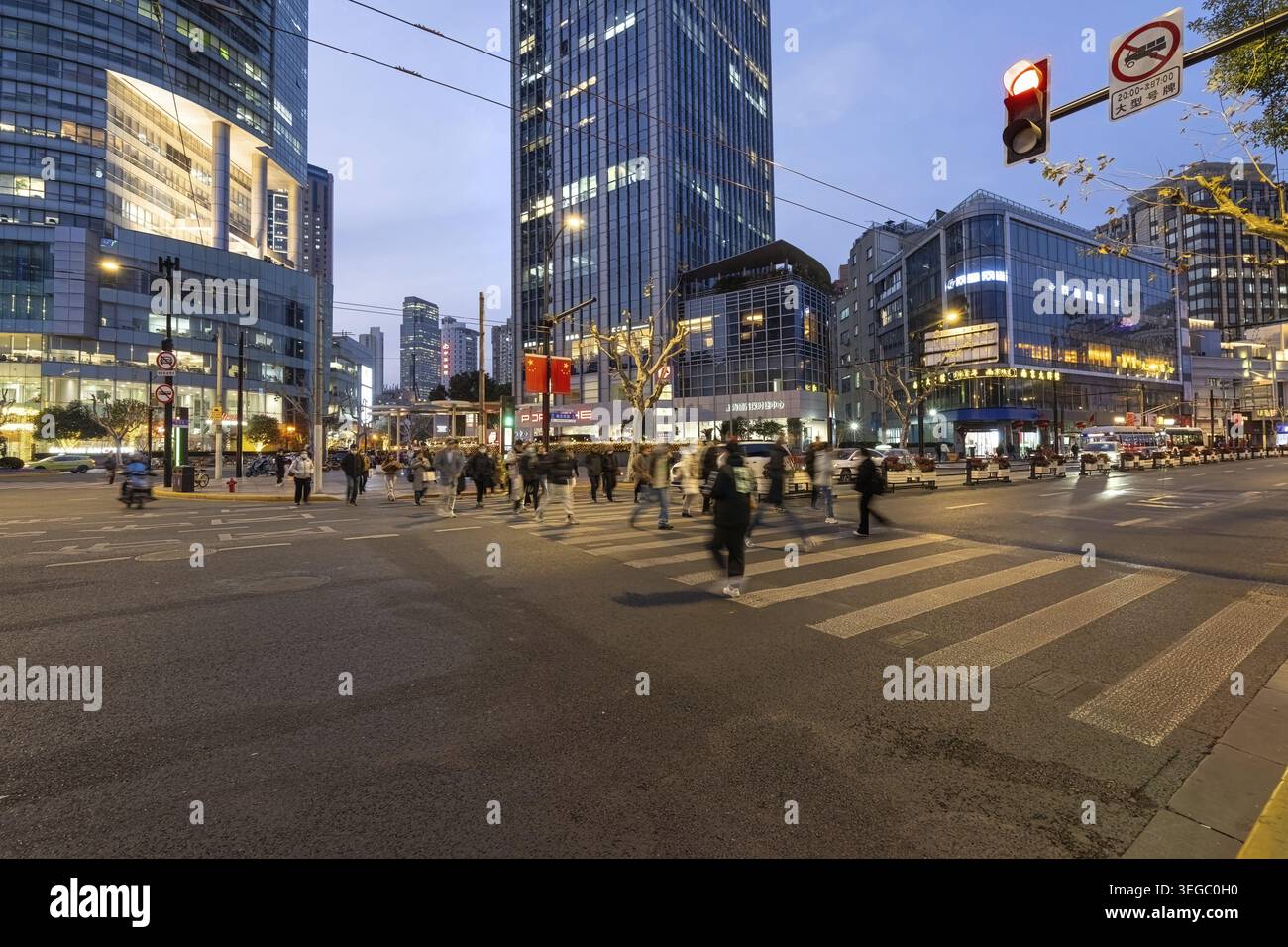 Shanghai, Cina. 9 gennaio 2025. Vista al crepuscolo degli edifici moderni in Piazza del popolo nel centro della città Foto Stock