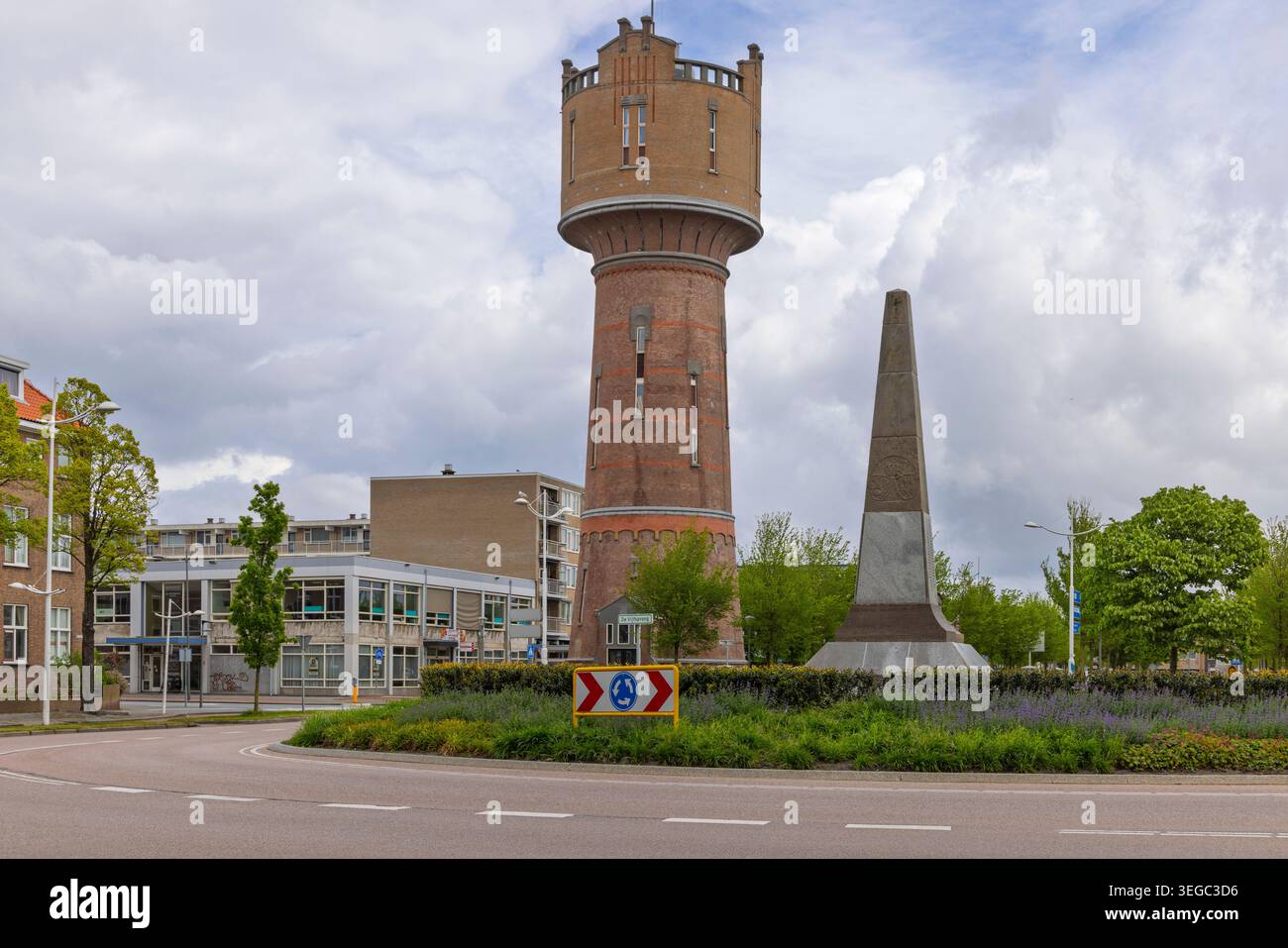 Den Helder, Paesi Bassi, 13 maggio 2026. Ampia foto panoramica della monumentale storica torre d'acqua in mattoni e dell'obelisco grigio su uno splendido paesaggio verde Foto Stock