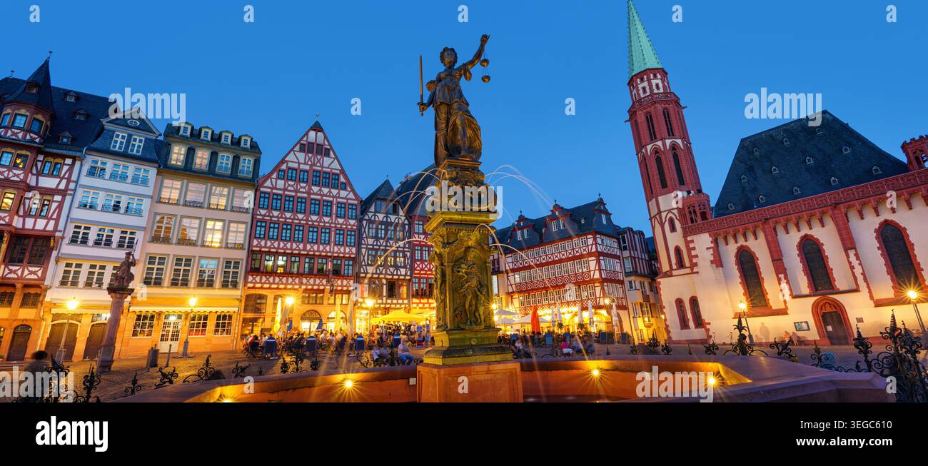 Francoforte sul meno, Assia, Germania, 28/08/22. La sera, la piazza della città vecchia di Romerberg a Francoforte. Foto Stock